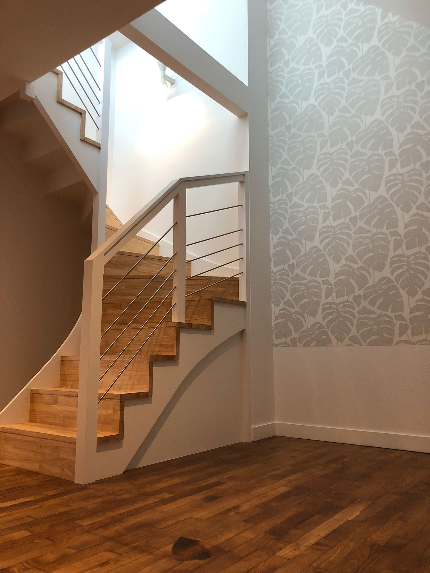 Escalier en bois avec murs en papier peint