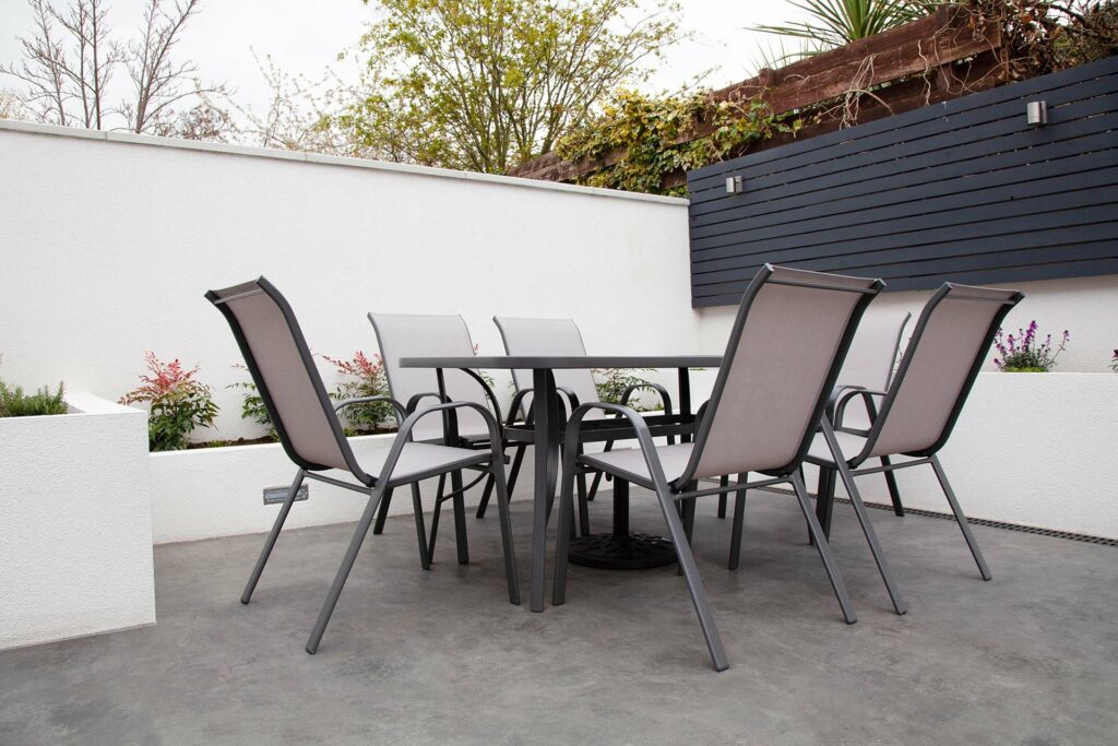 Terrasse avec table et chaises