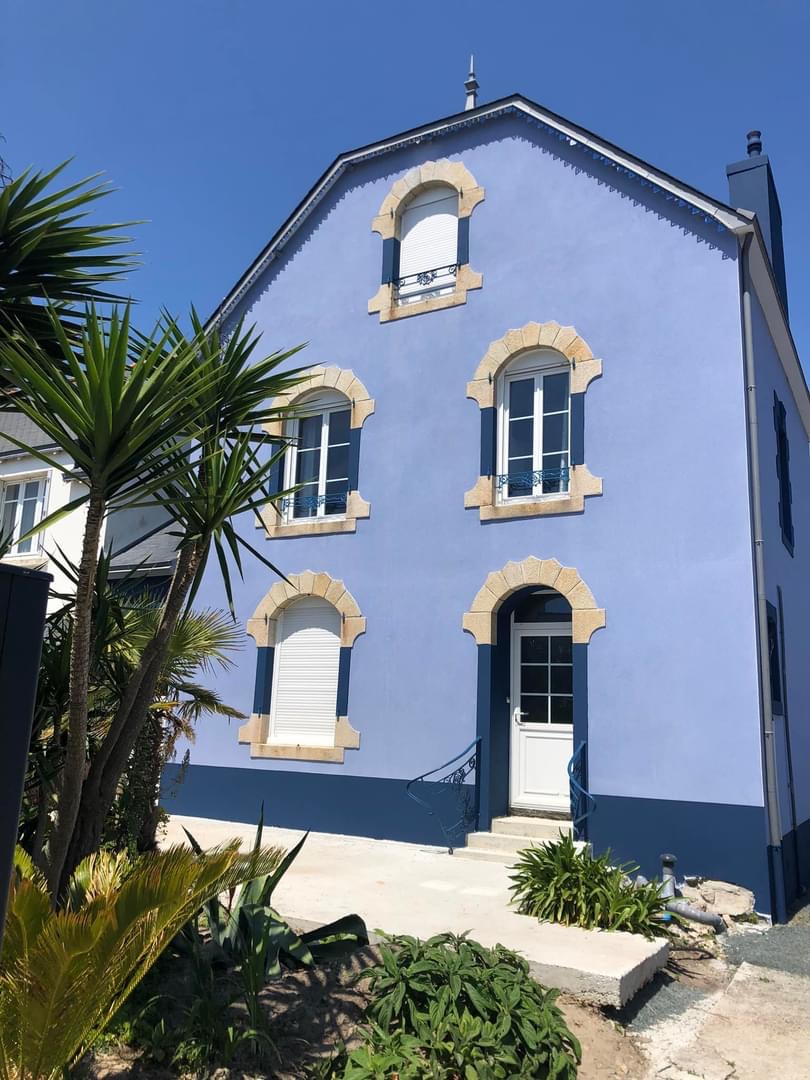 Maison bleue rénovée