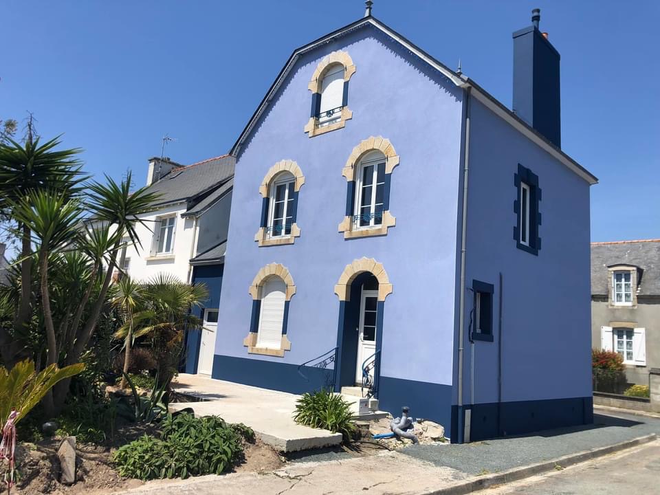 Maison bleue rénovée